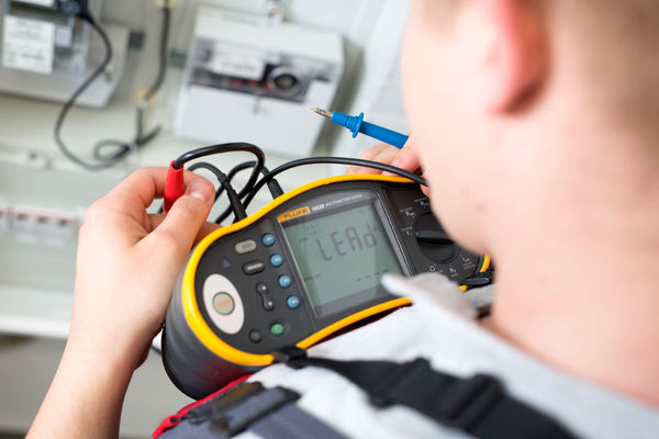 Elektroniker misst mit meinem digitalen Messgerät
